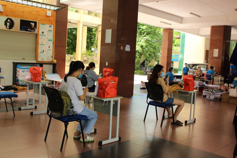Hàng trăm tình nguyện viên hiến máu “cứu trợ” ngân hàng máu thành phố Hồ Chí Minh