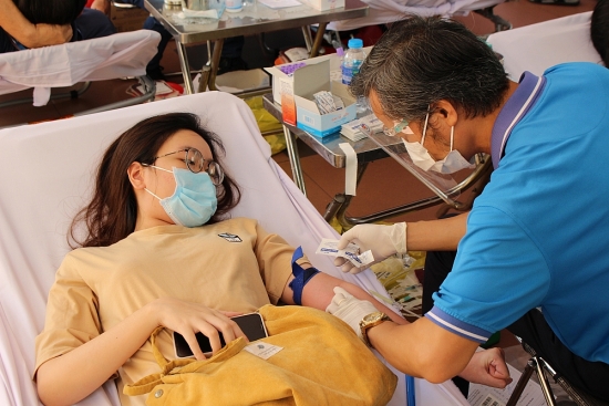 Hàng trăm tình nguyện viên hiến máu “cứu trợ” ngân hàng máu thành phố Hồ Chí Minh