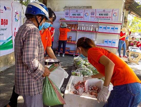 Thành phố Hồ Chí Minh phát phiếu đi chợ cho 16.000 người nghèo