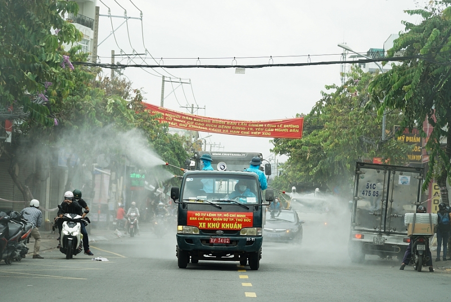 Quân đội bắt đầu chiến dịch phun khử khuẩn toàn bộ thành phố Hồ Chí Minh