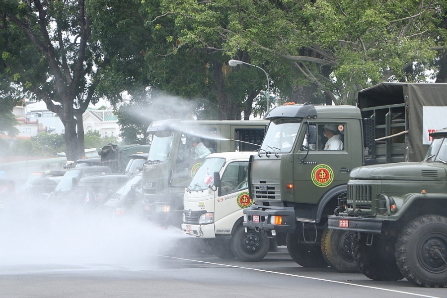 Quân đội bắt đầu chiến dịch phun khử khuẩn toàn bộ thành phố Hồ Chí Minh