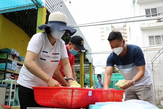 Dân 'đỏ lửa’ nấu cơm cho bác sỹ bệnh viện dã chiến tại thành phố Hồ Chí Minh