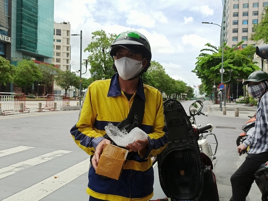 Nhiều shipper đi giao hàng bị xử phạt ở thành phố Hồ Chí Minh