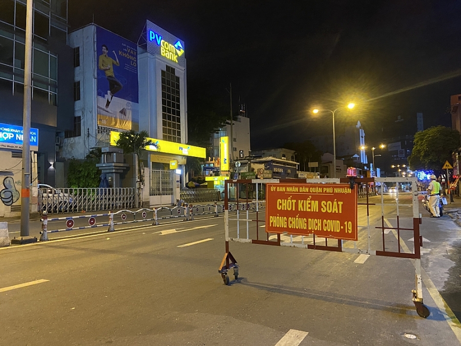 Thành phố Hồ Chí Minh: Các ngả đường 'vắng tanh' không một bóng người sau 18h