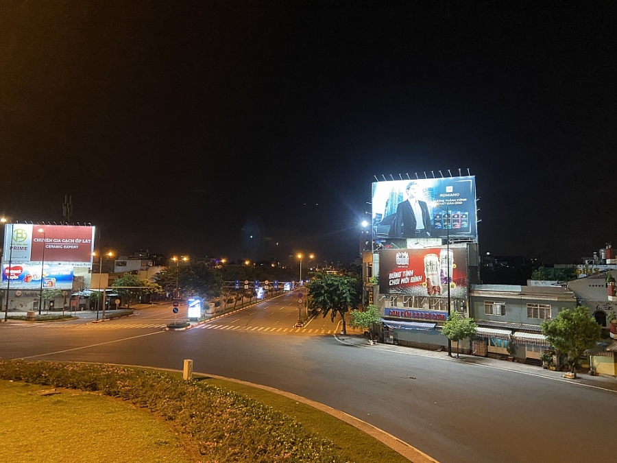 Thành phố Hồ Chí Minh: Các ngả đường 'vắng tanh' không một bóng người sau 18h