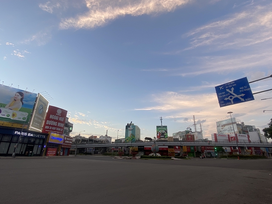 Thành phố Hồ Chí Minh: Các ngả đường 'vắng tanh' không một bóng người sau 18h