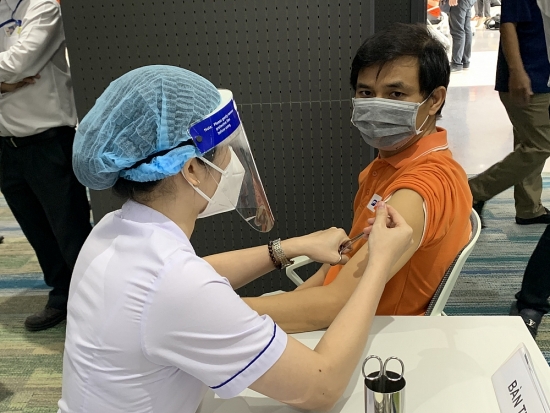 Phân bổ, tổ chức tiêm vắc xin để đạt miễn dịch cộng đồng trong thời gian sớm nhất tại khu vực thành phố Hồ Chí Minh