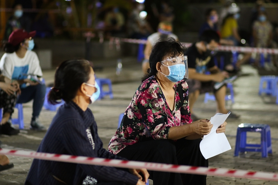 Xuyên đêm tiêm vắc xin cho người già, người có bệnh nền tại thành phố Hồ Chí Minh