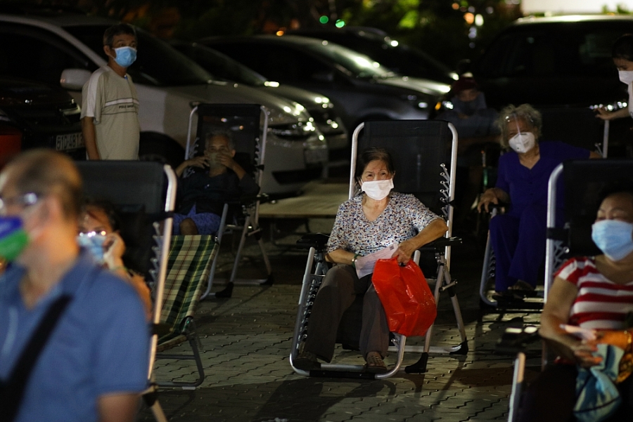 Xuyên đêm tiêm vắc xin cho người già, người có bệnh nền tại thành phố Hồ Chí Minh