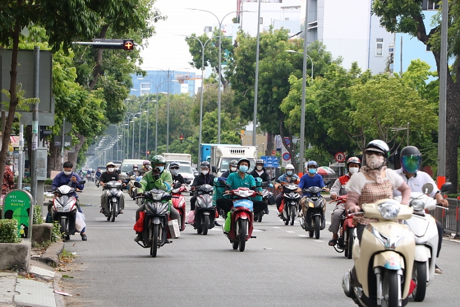 Thành phố Hồ Chí Minh: Lượng xe đổ ra đường đông dù số ca mắc trong cộng đồng gia tăng