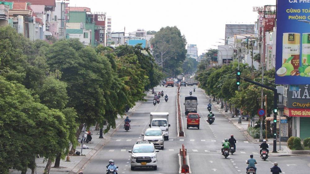 Thành phố Hồ Chí Minh: Lượng xe đổ ra đường đông dù số ca mắc trong cộng đồng gia tăng