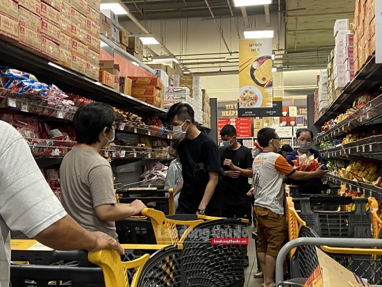Người dân thành phố Hồ Chí Minh "đổ xô" đi siêu thị dẫn đến tình trạng "cháy hàng"