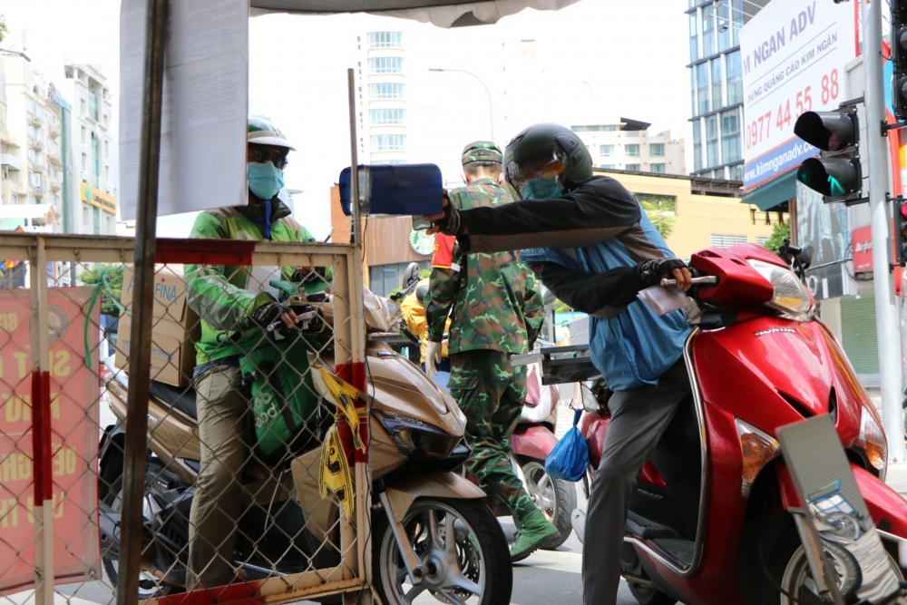 Thành phố Hồ Chí Minh kiểm soát người đi đường bằng mã QR