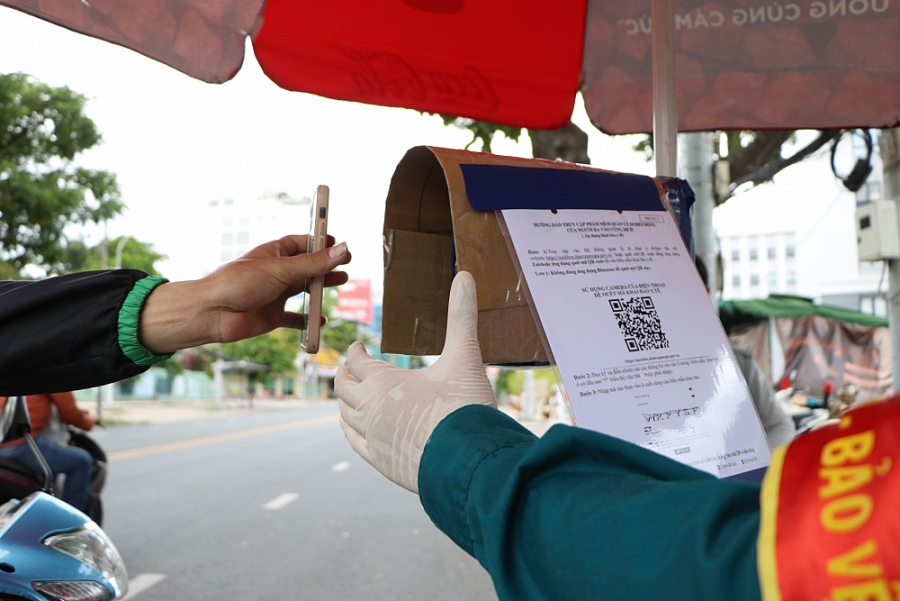 Thành phố Hồ Chí Minh kiểm soát người đi đường bằng mã QR