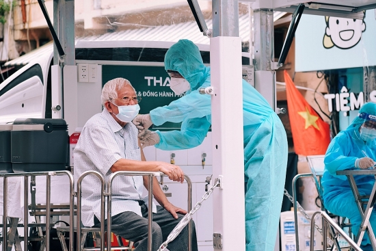 Gần 8 triệu người ở thành phố Hồ Chí Minh được tiêm vắc xin, số ca tử vong có xu hướng giảm