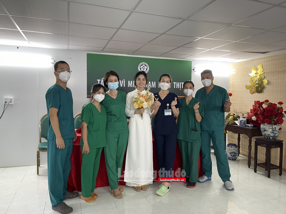 Xúc động đám cưới online tại bệnh viện dã chiến của cô gái vào Nam chống dịch