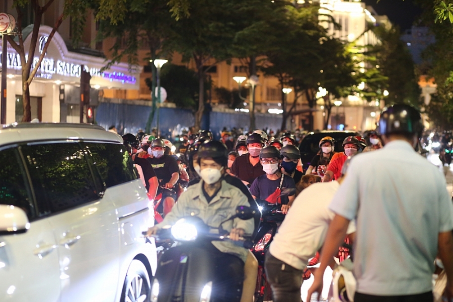 Phố đi bộ Nguyễn Huệ đông nghẹt vào cuối tuần, nhiều người bị xử phạt vì không đeo khẩu trang