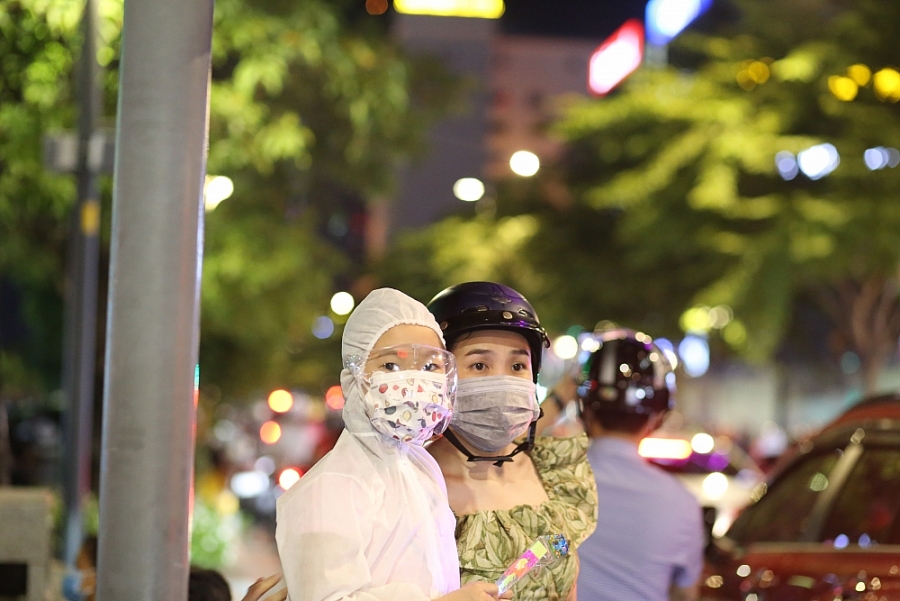 Phố đi bộ Nguyễn Huệ đông nghẹt vào cuối tuần, nhiều người bị xử phạt vì không đeo khẩu trang