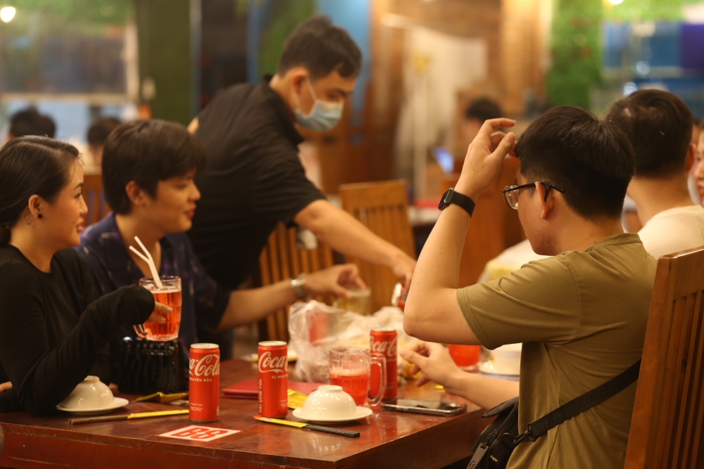 Thành phố Hồ Chí Minh: Tiếp tục cho phép nhà hàng quán ăn hoạt động đến hết 31/12