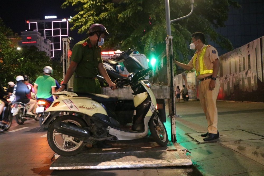 Cảnh sát giao thông xử phạt nhiều người vi phạm ở phố đi bộ đêm Halloween