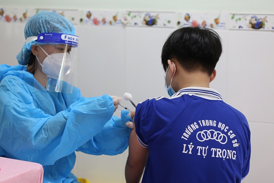 Học sinh cấp 2 ở quận Gò Vấp bắt đầu tiêm vắc-xin Covid-19, toàn thành phố ghi nhận có 445.398 trẻ em từ 12-17 tuổi được tiêm vắc-xin