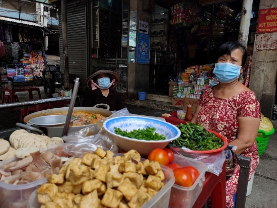 Người lao động ở thành phố Hồ Chí Minh chật vật giữa "bão giá"
