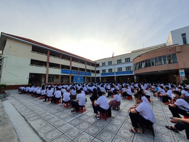 Hơn 100.000 học sinh thành phố Hồ Chí Minh trở lại trường học trực tiếp