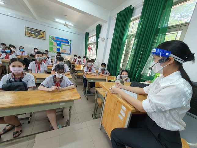 Hơn 100.000 học sinh thành phố Hồ Chí Minh trở lại trường học trực tiếp
