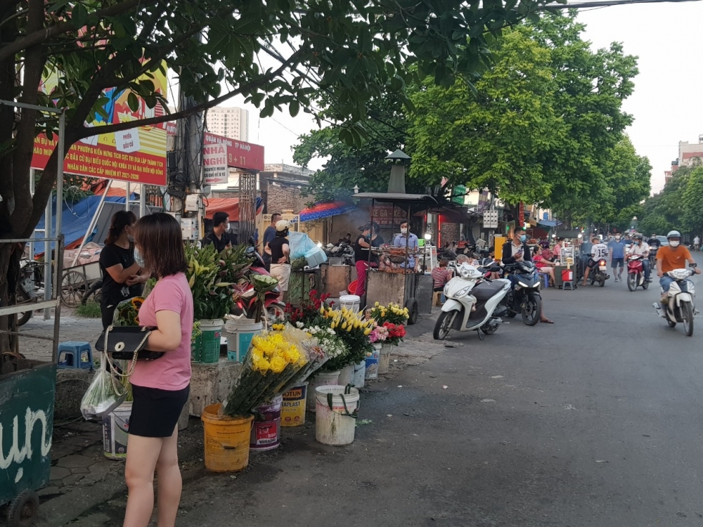 Hà Đông, Hà Nội: Bất chấp lệnh cấm, chợ cóc vẫn vô tư tụ họp