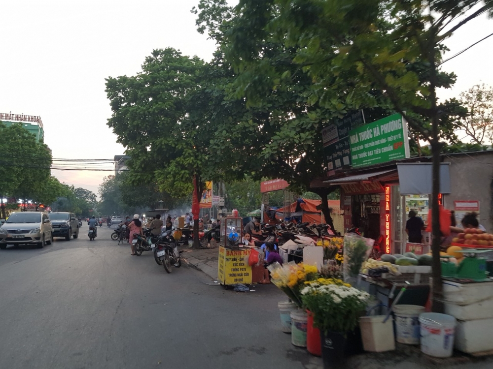 Hà Đông, Hà Nội: Bất chấp lệnh cấm, chợ cóc vẫn vô tư tụ họp