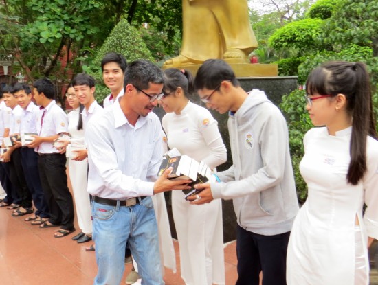 Người đàn ông đi bộ xuyên Việt kêu gọi gom sách tặng học sinh nghèo