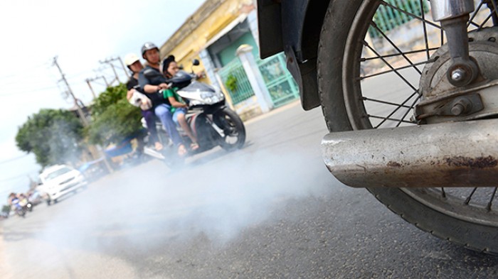 Kiểm soát khí thải mô tô, xe gắn máy: Người dân phải “cõng” thêm phí ?