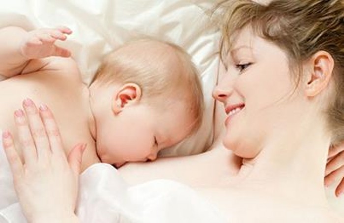 Cho trẻ sơ sinh tiếp xúc ngay với mẹ: Giảm đáng kể tử vong