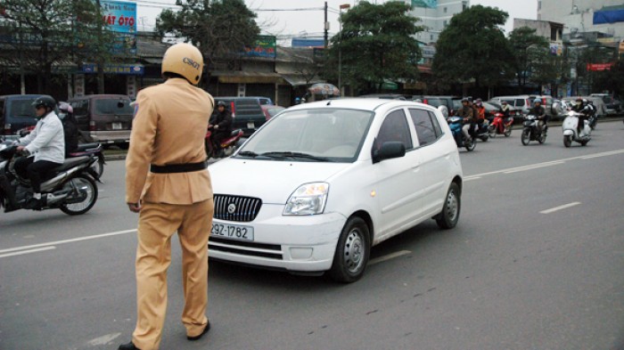 Mức phạt đối với người điều khiển ô tô đi sai làn đường?