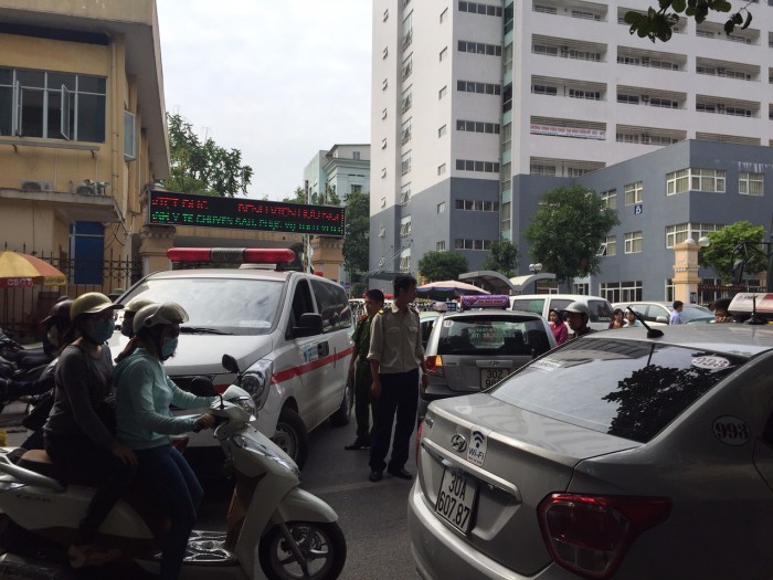 Ùn tắc giao thông trước cổng bệnh viện Việt - Đức: Chưa có giải pháp hữu hiệu