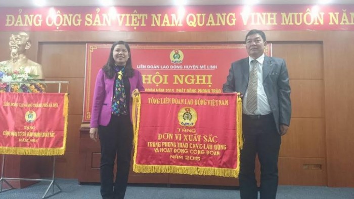 Tổng LĐLĐ Việt Nam tặng Cờ thi đua cho LĐLĐ huyện Mê Linh