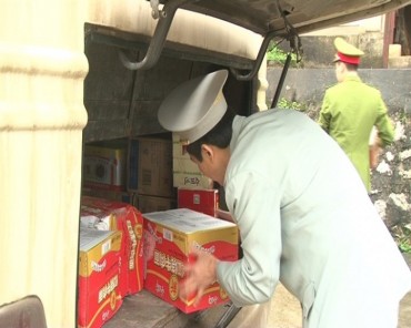 50 thùng thực phẩm lậu bị phát hiện ở Dốc Quýt