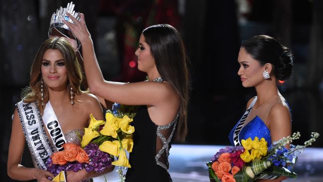 Hoa hậu Hoàn vũ 2015 nhất quyết không chia sẻ vương miện 7 tỉ