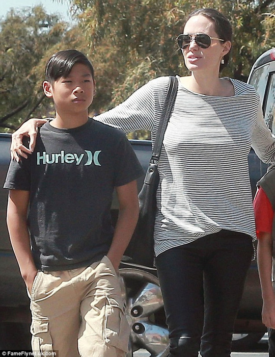 Pax Thiên và mẹ nuôi Angelina Jolie
