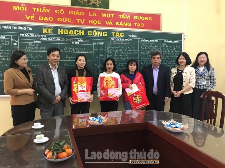 Liên đoàn Lao động huyện Thường Tín tặng quà Tết cho công nhân lao động