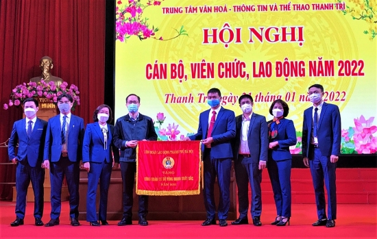 Trung tâm Văn hóa - Thông tin - Thể thao huyện Thanh Trì đón nhận Cờ thi đua xuất sắc của Liên đoàn Lao động Thành phố