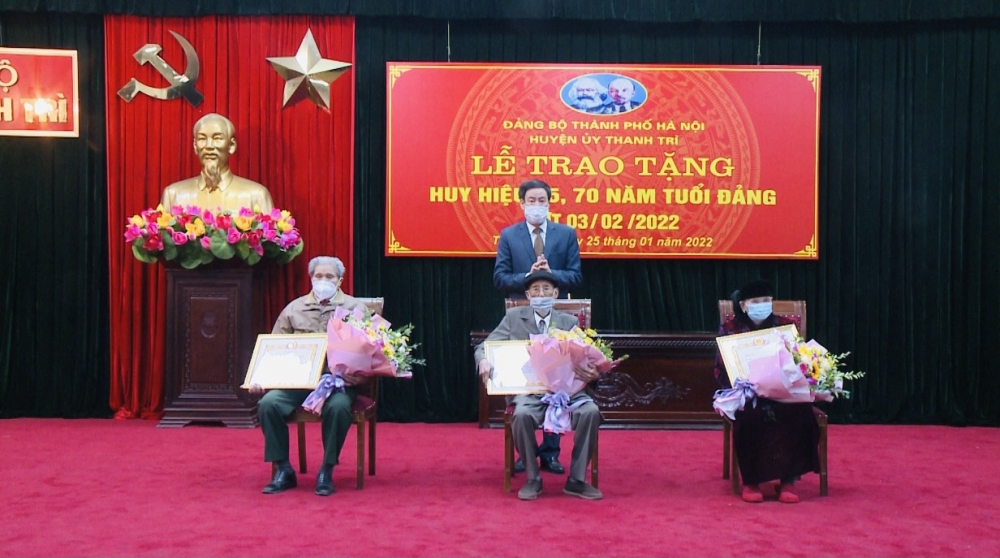 Thanh Trì trao tặng Huy hiệu cho các đảng viên lão thành nhân kỷ niệm 92 năm Ngày thành lập Đảng