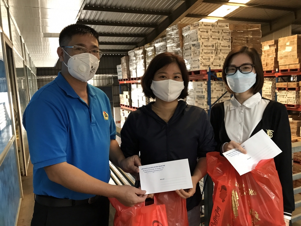 Liên đoàn Lao động huyện Thanh Trì tặng quà cho công nhân lao động xa quê