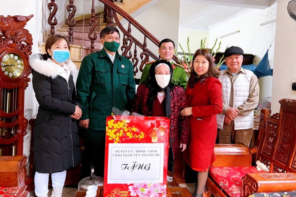 Huyện Thanh Trì trao quà Tết cho gia đình chính sách, người có công