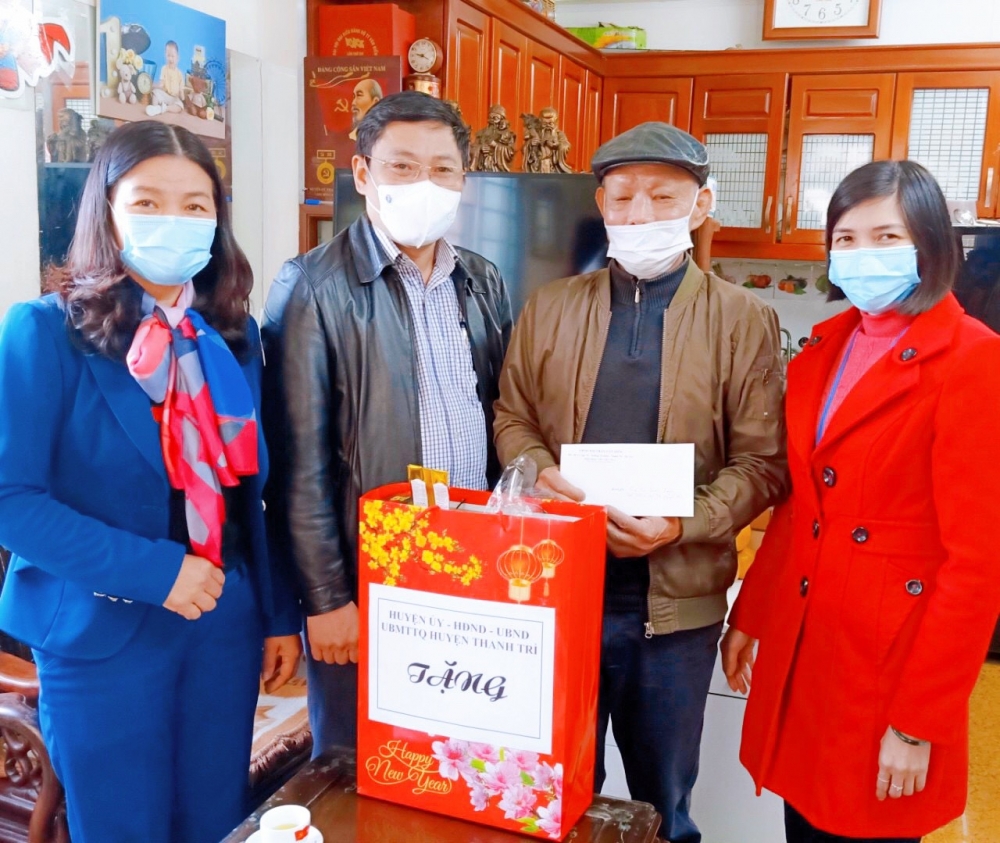 Huyện Thanh Trì trao quà Tết cho gia đình chính sách, người có công