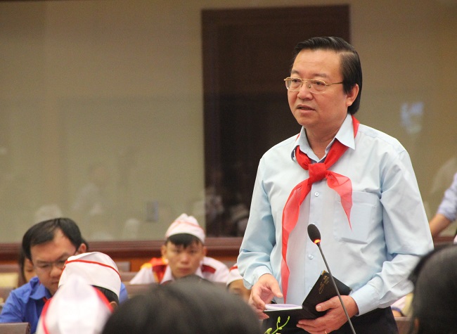   Ông Lê Hồng Sơn - Giám đốc Sở GD-ĐT trả lời ý kiến học sinh.  