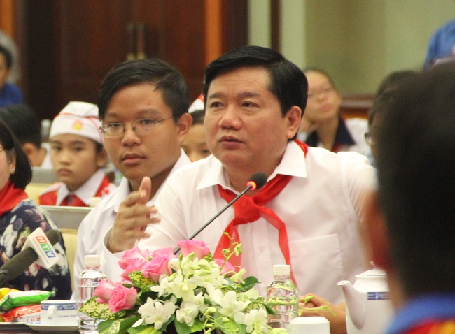   Bí thư Đinh La Thăng trao đổi lại sau khi nghe lãnh đạo Sở GD-ĐT trả lời.  