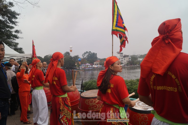 nguoi dan ha noi vay kin ho tay xem boi chai thuyen rong