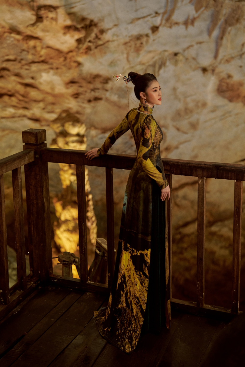 Nhà thiết kế Nhật Dũng và Á hậu Lý Kim Thảo quảng bá di sản qua tà áo dài