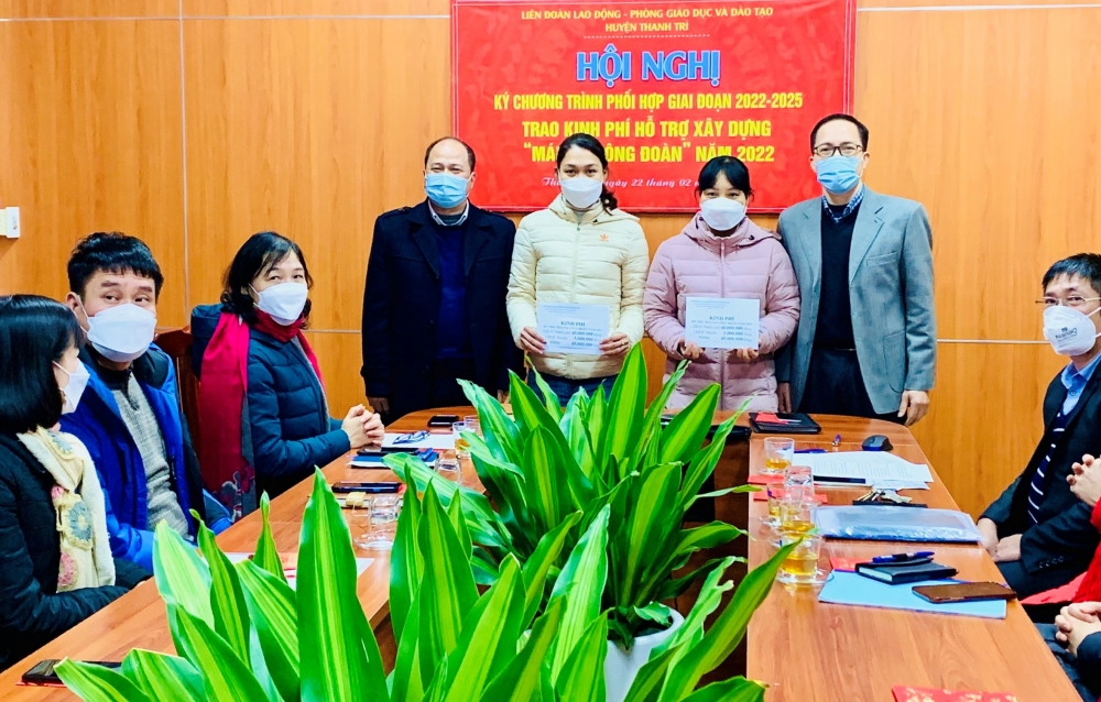 Liên đoàn Lao động huyện Thanh Trì trao kinh phí hỗ trợ xây dựng “Mái ấm Công đoàn”